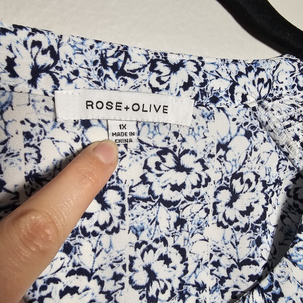 Rose + Olive Womens 1X Blue White Floral Button Up Top Lightweight Smocked - Picture 7 of 9